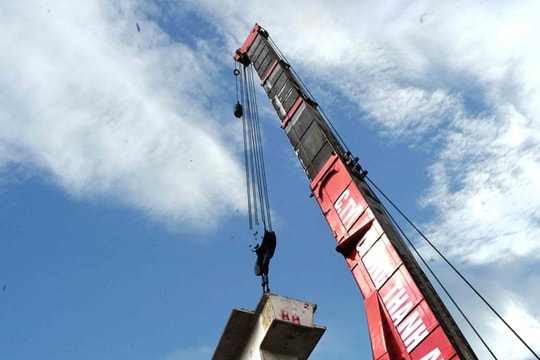 Lao dầm cầu vượt đường sắt tại Ngã ba Quán Bánh an toàn