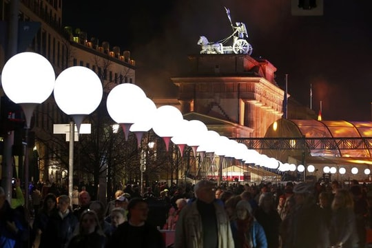 Đức tái hiện Bức tường Berlin bằng ánh sáng