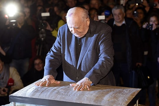 Gorbachev in dấu tay kỷ niệm 25 năm bức tường Berlin sụp đổ