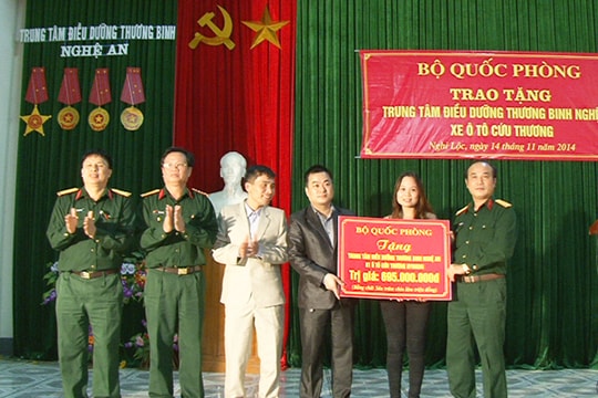 Bộ Quốc phòng tặng xe cứu thương cho TT Điều dưỡng thương binh Nghệ An
