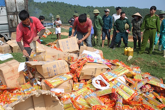 Tiêu hủy số lượng lớn hàng nhập lậu, hàng giả