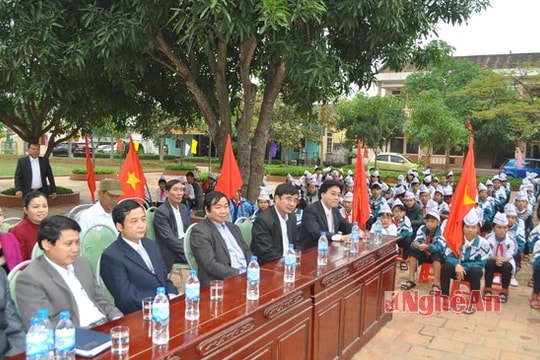 Lãnh đạo tỉnh chúc mừng trường THCS xã Nghi Phong nhân Ngày 20/11