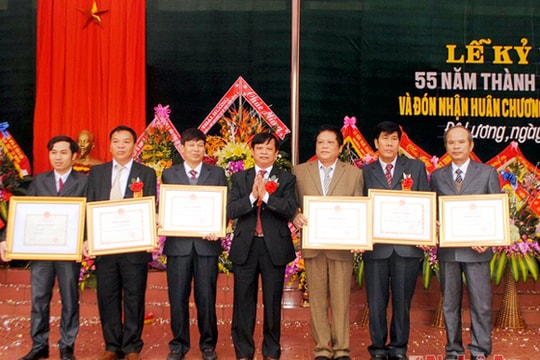 Trường THPT Đô Lương 1: Đón nhận Huân chương Lao động hạng Nhất