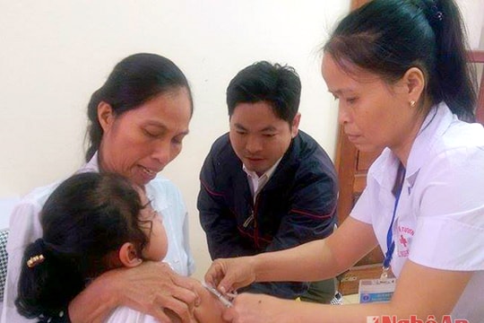 Tương Dương: Tiêm vắc xin sởi - rubella đợt 2-2014