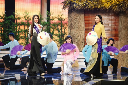 Top 16 'Hoa khôi Áo dài' tỏa sáng với trang phục các dân tộc