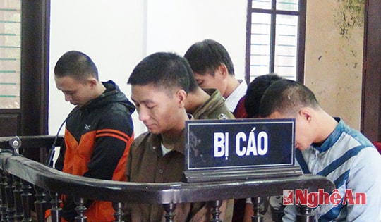 Xét xử băng nhóm trộm cắp gương ô tô