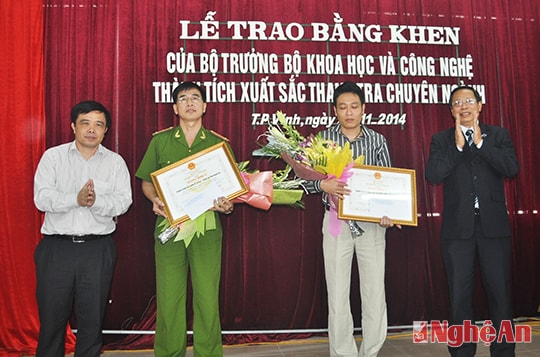 Bộ KHCN tặng Bằng khen cho Thanh tra Sở KHCN và PC46 (CANA)