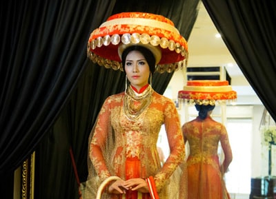 Nguyễn Thị Loan trình diễn Long vũ khúc tại Miss World