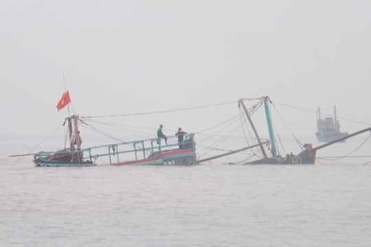 Tàu cá bị chìm trên biển, 13 ngư dân may mắn thoát nạn