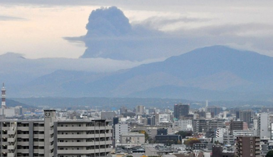 Nhật Bản: Núi lửa phun trào khiến hàng loạt chuyến bay bị hủy