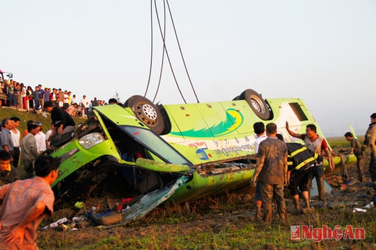 Tạm giữ tài xế xe khách lật xuống ruộng