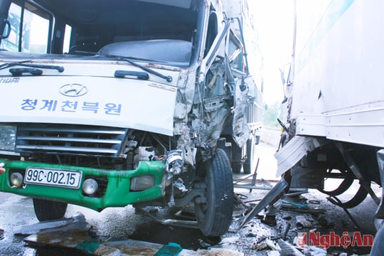 Hai xe tải tông nhau, tài xế thoát nạn