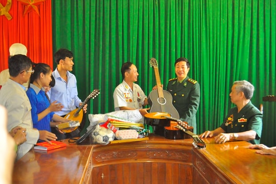 Thăm, tặng quà Đồn biên phòng Môn Sơn