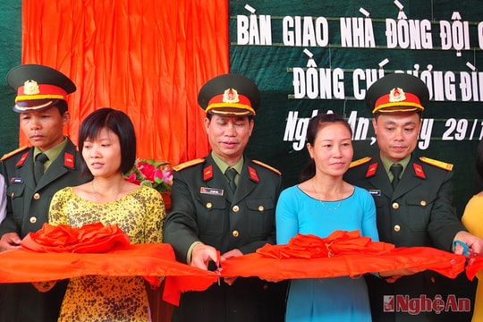 Lữ đoàn xe tăng 215: Trao tặng Mái ấm cho đồng đội