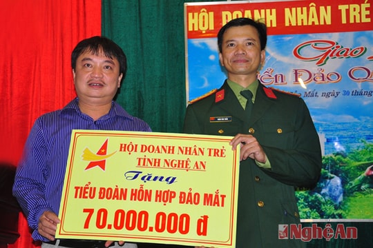Hội doanh nhân trẻ Nghệ An tặng quà CBCS đảo Mắt