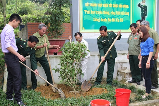 Thăm, tặng quà Đồn biên phòng Ngọc Lâm