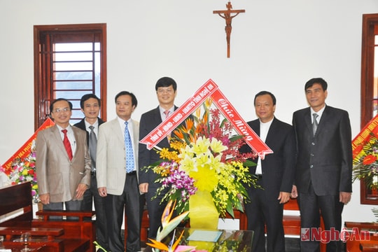 Lãnh đạo tỉnh chúc mừng nhân 25 năm thành lập Đại chủng viện Vinh Thanh