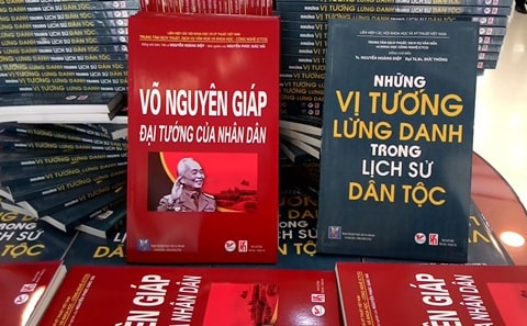 Ra sách "Võ Nguyên Giáp - Đại tướng của nhân dân"