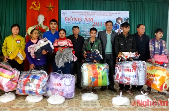 Chương trình Mùa đông ấm áp trao quà cho người nghèo Quế Phong