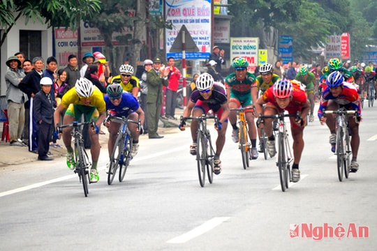 Trao thưởng chặng 8 , cuộc đua xe đạp xuyên Việt - 2014