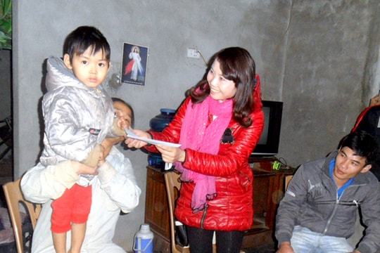 Huyện đoàn Nghĩa Đàn tặng quà gia đình giáo dân khó khăn