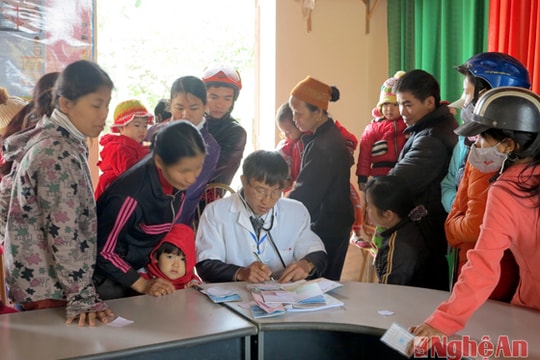 Đô Lương: Tiêm vacxin phòng viêm não Nhật Bản cho trẻ