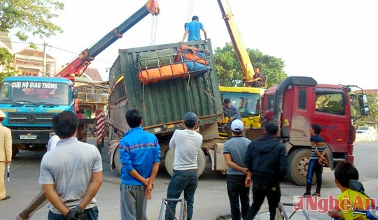 Xe kéo rơ mooc quay ngang, quốc lộ 1A ùn tắc gần 10 km