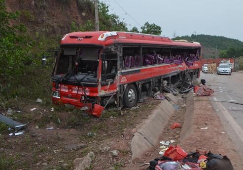 Xe container đâm xe khách giường nằm, 6 người tử vong