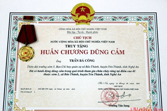Tặng "Huân chương dũng cảm" cho thôn đội trưởng Trần Bá Công