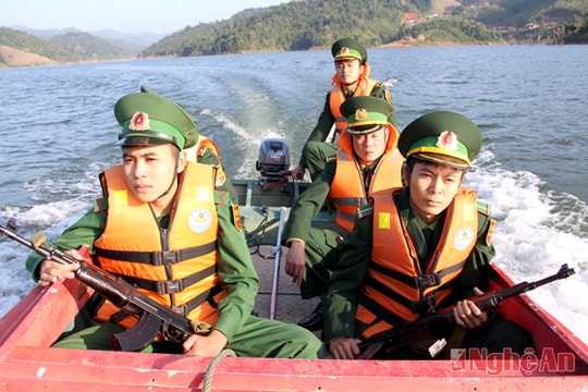 Theo chân lính biên phòng