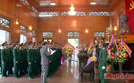 Bộ Tư lệnh QK4: Dâng hoa, thắp hương tưởng niệm Bác Hồ