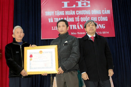 Truy tặng Huân chương Dũng cảm và trao Bằng Tổ quốc ghi công