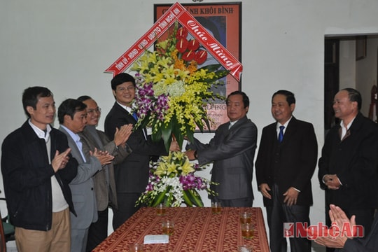 Lãnh đạo tỉnh chúc mừng Giáng sinh tại Giáo hạt Cầu Rầm