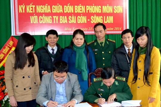 Kết nghĩa Đồn BP Môn Sơn với Công ty bia Sài Gòn - Sông Lam