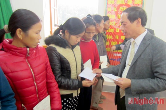 Sở Tư pháp tặng 50 triệu đồng cho hộ nghèo xã Thanh Sơn