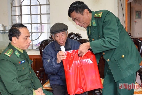 Bộ chỉ huy BĐBP và BCHQS tỉnh chúc mừng các giáo xứ nhân lễ Noel