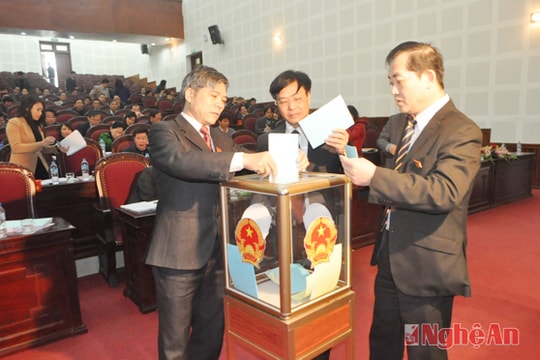 HĐND TP Vinh bỏ phiếu tín nhiệm 12 chức danh