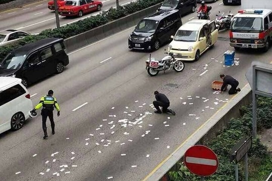 Gần 2 triệu USD rơi ra đường rồi "bốc hơi" chỉ trong vài phút