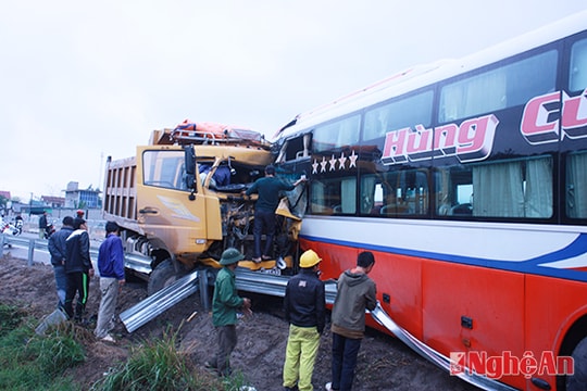 Xe tải đối đầu xe khách, tài xế mắc kẹt trong ca bin