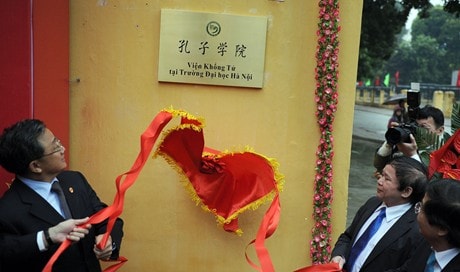 Trường Đại học Hà Nội tổ chức lễ gắn biển "Viện Khổng Tử"