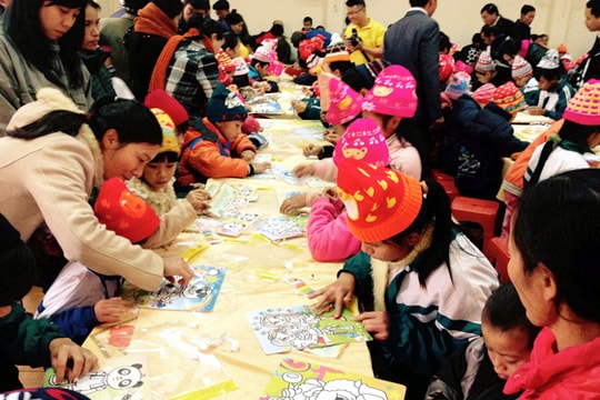 Tặng quà cho học sinh mồ côi nghèo học giỏi