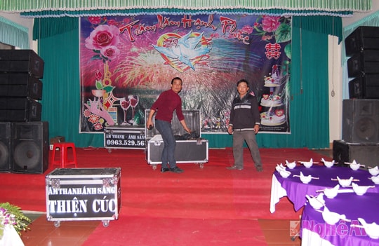 Tiệc cưới đơn giản của Công Vinh-Thủy Tiên ở quê nội Nghệ An