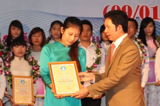 Trao giải thưởng "Sao tháng Giêng" và danh hiệu "sinh viên 5 tốt"