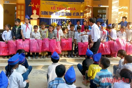 Đoàn TN trường ĐH Vinh tặng quà học sinh xã Huồi Tụ