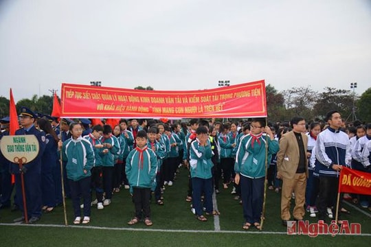 Ra quân hưởng ứng Năm An toàn giao thông 2015