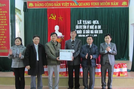 Ban Tổ chức Tỉnh ủy trao quà cho người nghèo xã Châu Nga