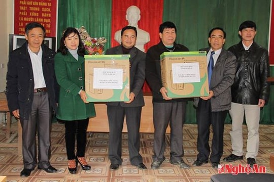 Hội Nông dân tỉnh: Tặng quà xã Yên Thắng (Tương Dương)