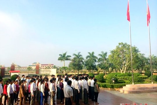 UBND huyện Nghĩa Đàn tổ chức chào cờ đầu tuần