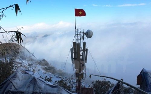 Mạng di động đầu tiên "lên sóng" trên đỉnh Phan Xi Păng