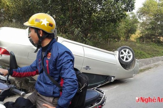 Xe ô tô mất phanh bị lật ngã khi xuống dốc Truông Vên